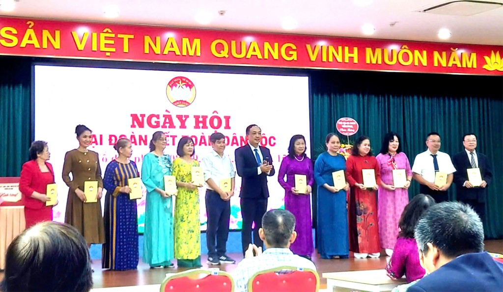 Đồng chí Nguyễn Văn Dũng - Uỷ viên Thường vụ Đảng ủy, Chủ tịch Ủy ban MTTQ Việt Nam phường Cửa Nam trao thưởng các gia đình tiêu biểu tại Ngày hội Đại đoàn kết Liên Tổ dân phố số 8, 9, 10, 11, 12A, 14, 15