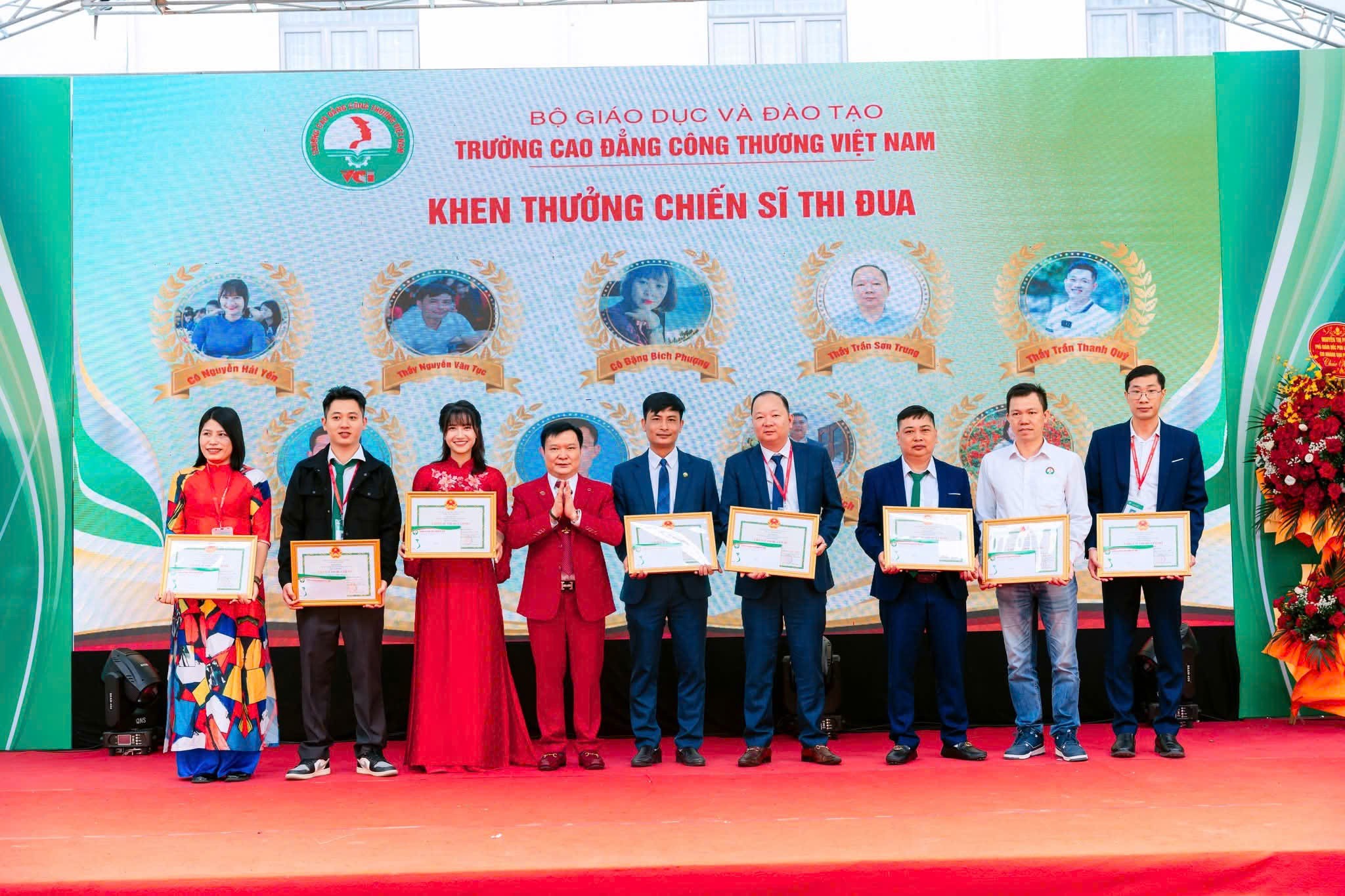 VS.GSDD.TS Lê Đại Hùng, Bí thư Đảng ủy, Chủ tịch Hội đồng quản trị VCI trao tặng danh hiệu Tập thể lao động xuất sắc