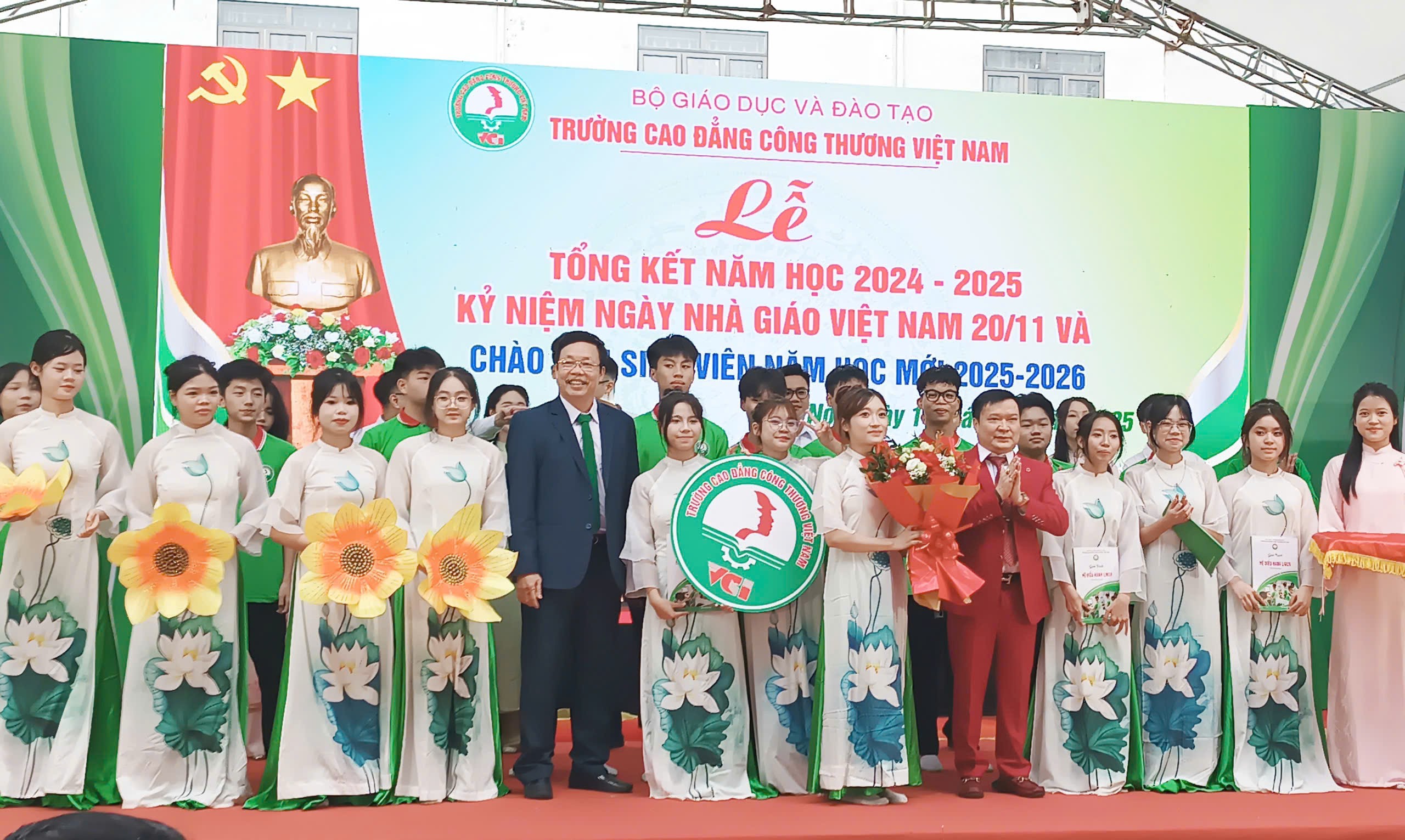 Lãnh đạo nhà trường tặng hoa cảm ơn các tiết mục văn nghệ đặc sắc của các em sinh viên VCI dành tặng cho các thầy cô giáo nhân dịp ngày 20/11