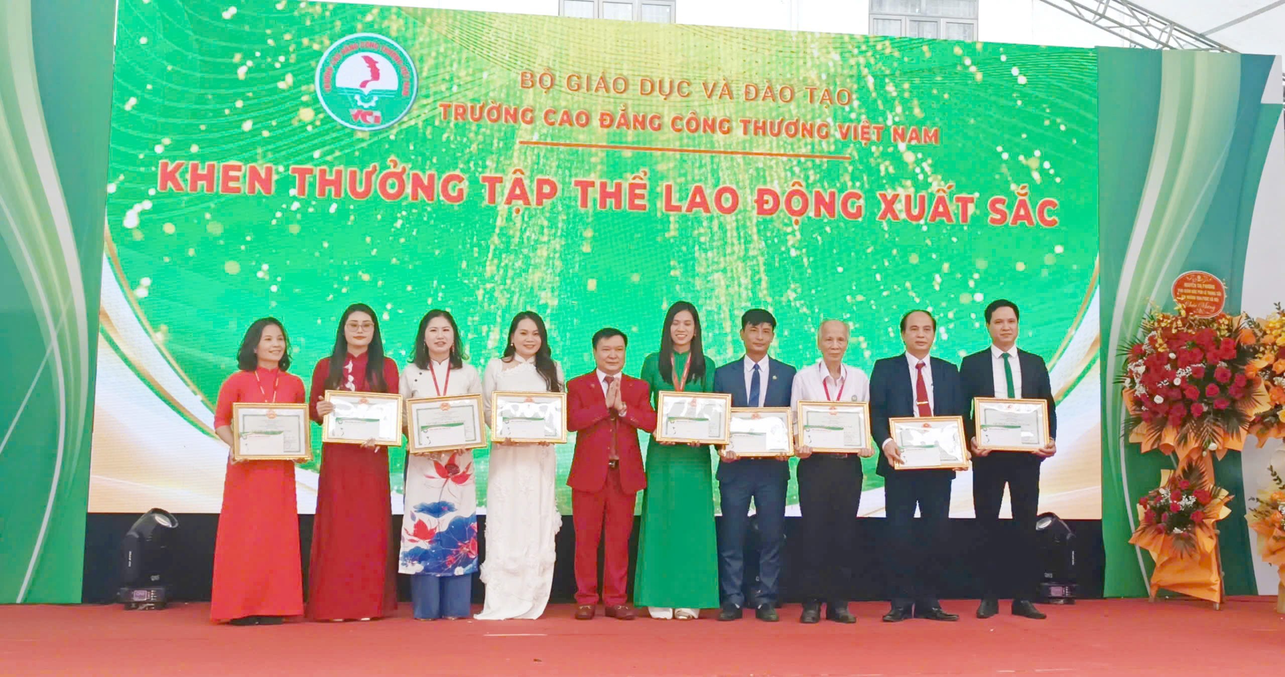 VS.GSDD.TS Lê Đại Hùng, Bí thư Đảng ủy, Chủ tịch Hội đồng quản trị VCI trao tặng danh hiệu Tập thể lao động xuất sắc