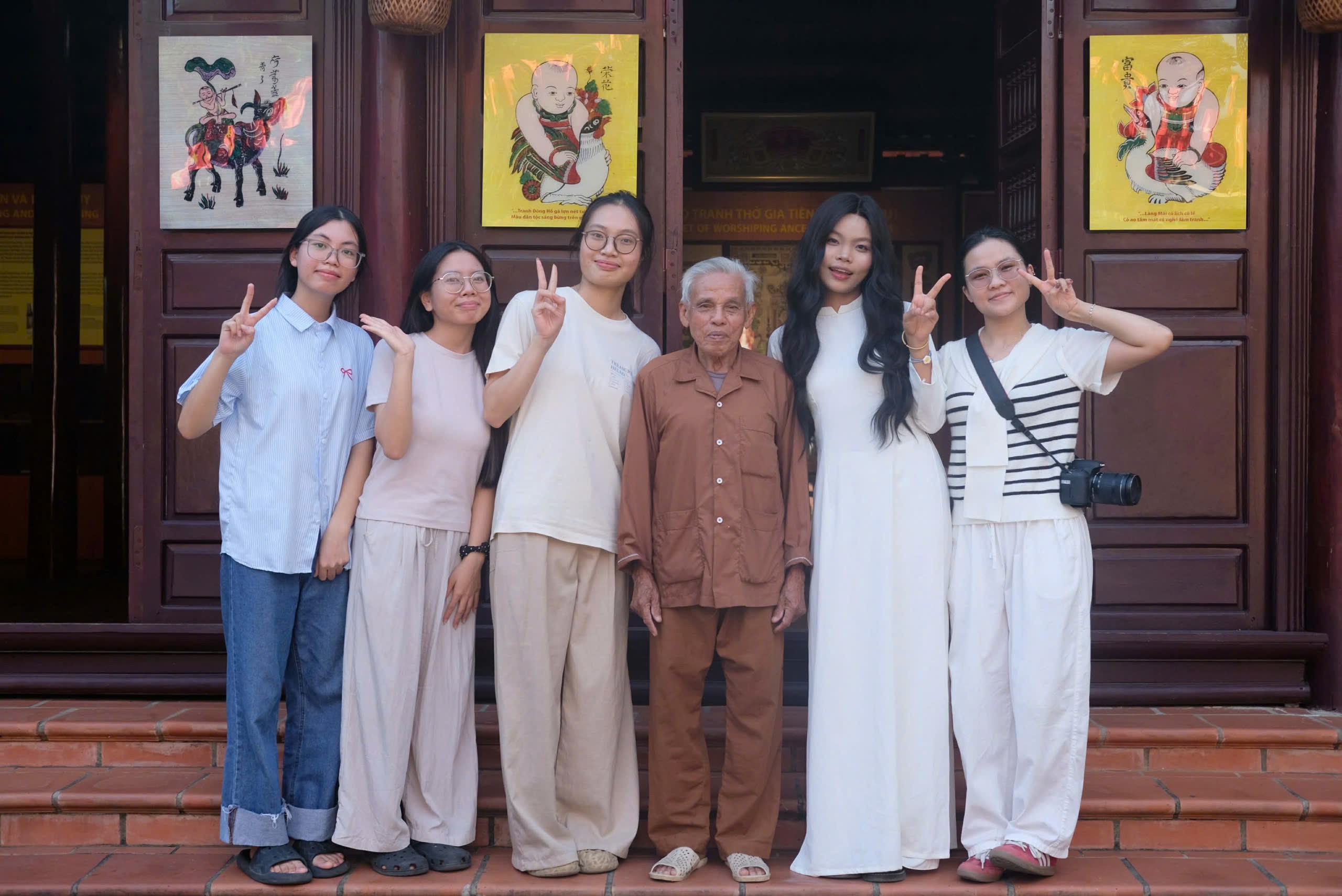 nhóm cùng nghệ nhân Nguyễn Đăng Chế tại làng tranh Đông Hồ