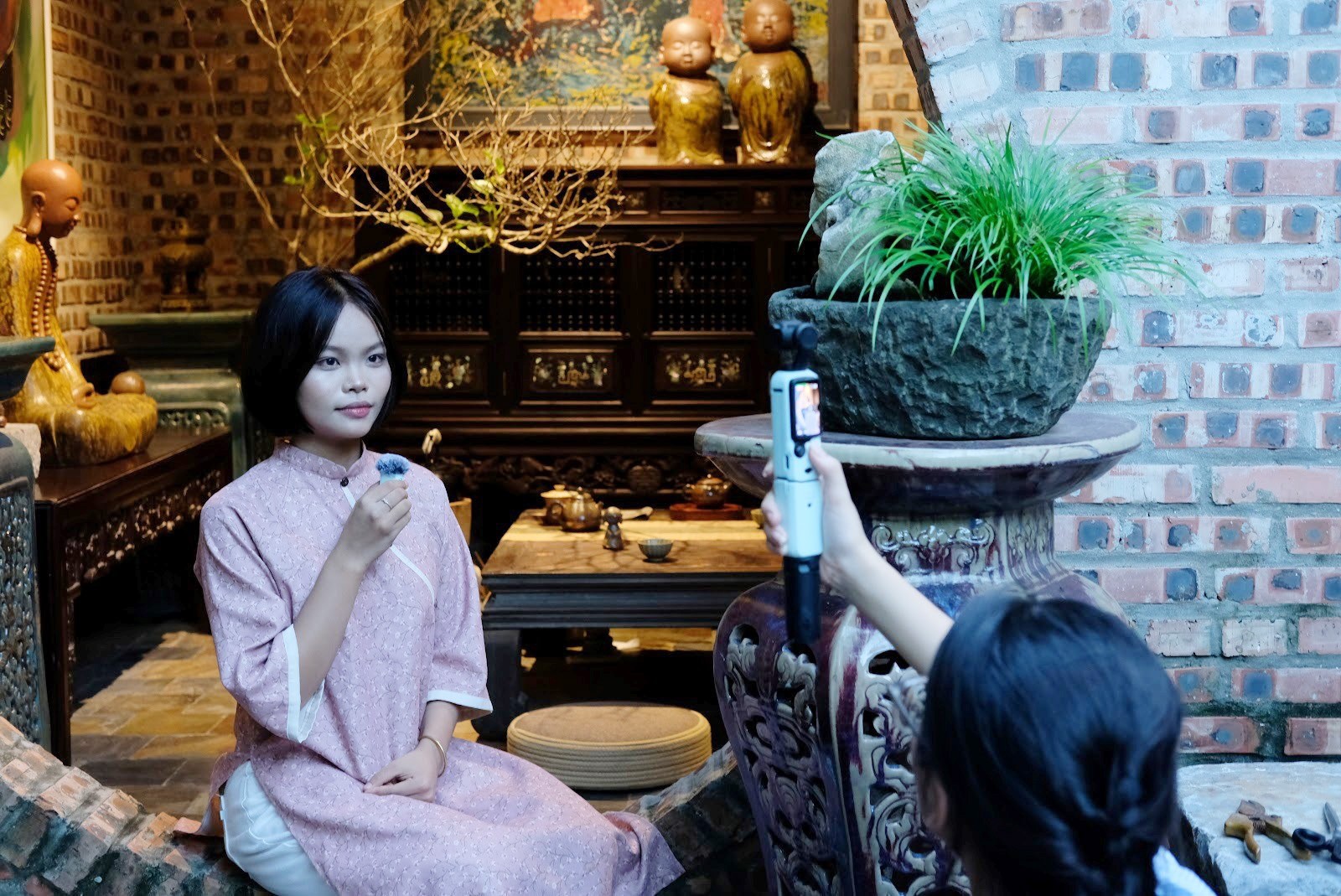 Ảnh chụp quá trình ghi hình của nhóm tại làng gốm Phù Lãng