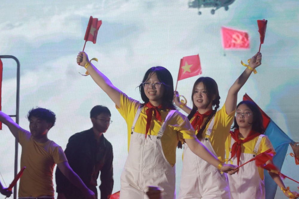 Khối Chuyên Văn mang đến câu chuyện lay động về tình người và sự đồng điệu của những tâm hồn, nơi yêu thương vẫn ngân lên giữa mất mát và chia ly.