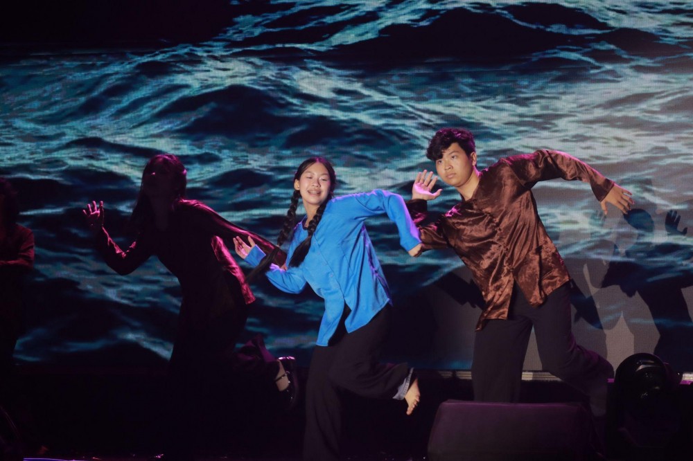 Khối Chuyên Pháp khắc họa hình ảnh người phụ nữ Việt Nam trong thời chiến - vừa kiên cường nơi tiền tuyến, vừa dịu dàng nơi hậu phương, tạo nên vẻ đẹp bất diệt của dân tộc.