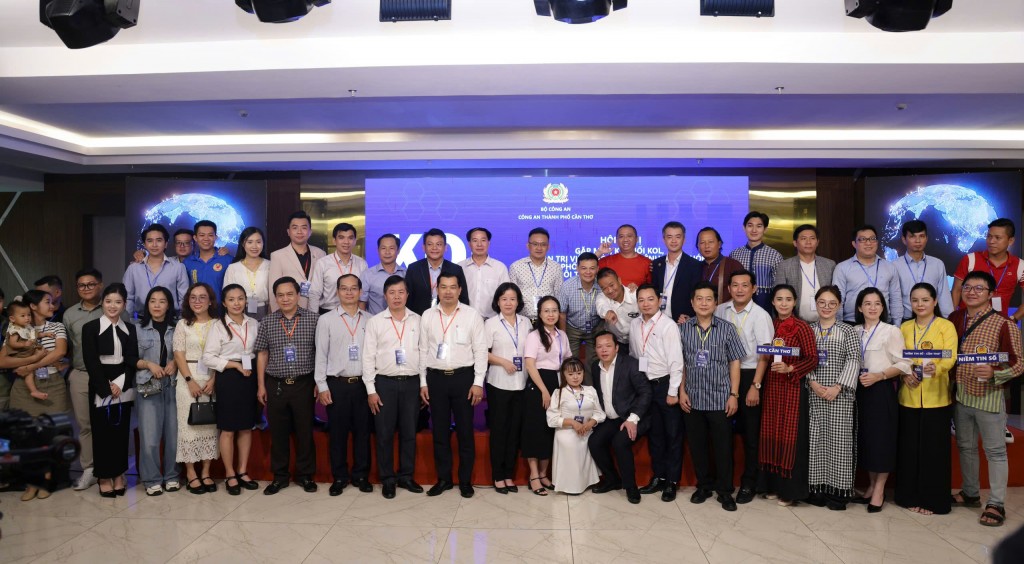 Đại biểu chụp hình lưu niệm tại hội nghị. Đại biểu chụp hình lưu niệm tại hội nghị.