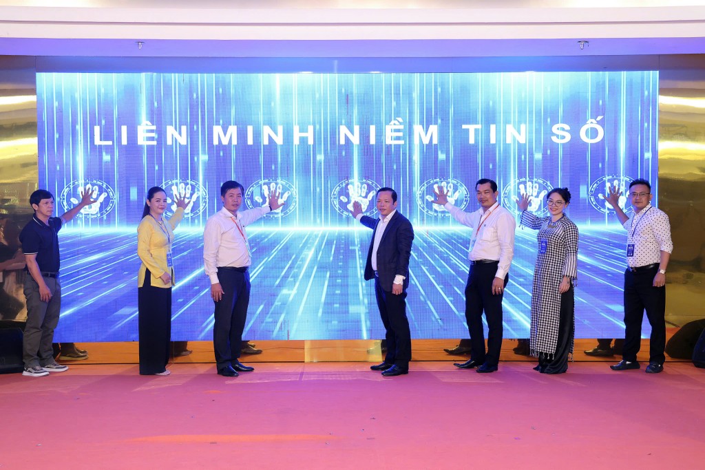 Đại biểu thực nghi thức ký cam kết với các đại diện KOL, quản trị viên trang, kênh, hội, nhóm Đại biểu thực nghi thức ký cam kết với các đại diện KOL, quản trị viên trang, kênh, hội, nhóm