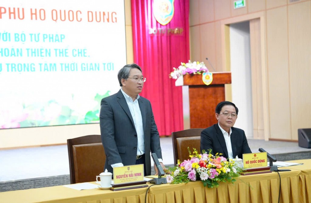 Bộ trưởng Bộ Tư pháp Nguyễn Hải Ninh báo cáo tại cuộc làm việc - Ảnh: VGP/Gia Huy