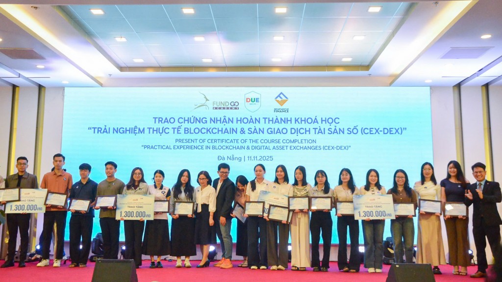 Trao chứng nhận Khóa trải nghiệm Blockchain và Tài sản số ứng dụng cho sinh viên trường Đại học Kinh tế - Đại học Đà Nẵng và Hub Network