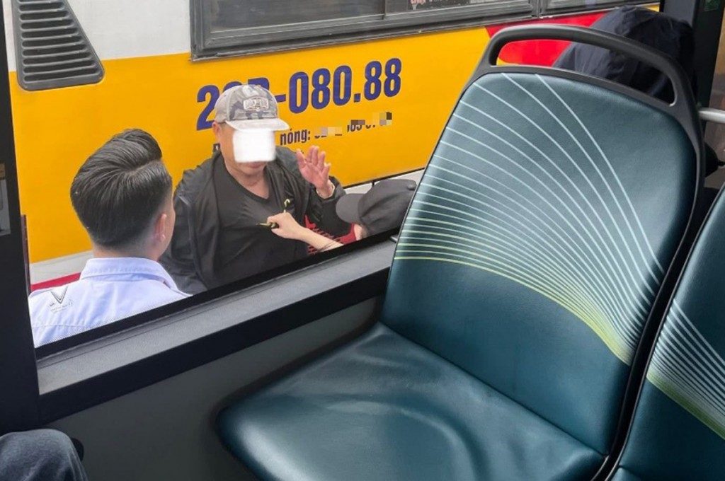 Cô gái trẻ quyết liệt túm áo bắt giữ kẻ sàm sỡ mình tại bến xe Mỹ Đình