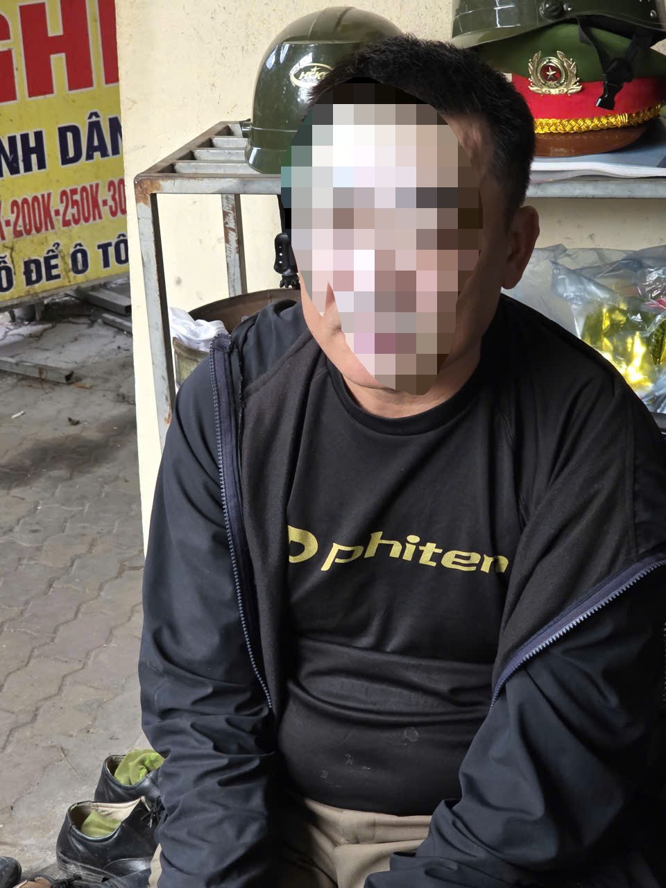 Đối tượng sàm sỡ cô gái trẻ được đưa về trạm công an bến xe