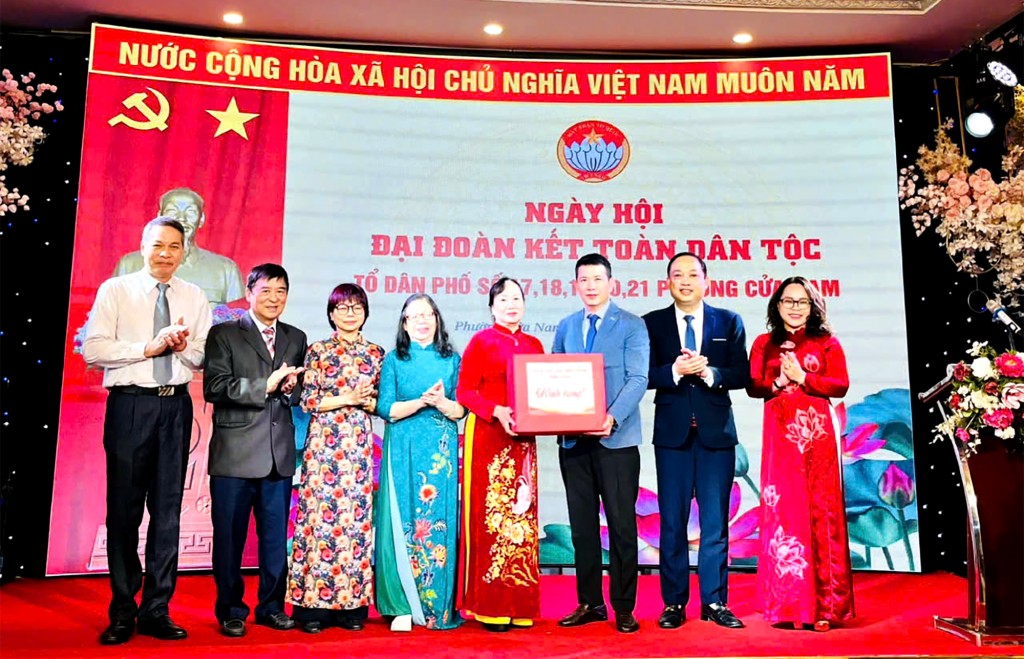 Đồng chí Phạm Tuấn Long - Thành ủy viên, Bí thư Đảng ủy, Chủ tịch HĐND phường Cửa Nam cùng các đồng chí lãnh đạo UBND, Ủy ban MTTQ Việt Nam phường tới dự, chúc mừng Ngày hội Đại đoàn kết Liên Tổ dân phố số 17, 18, 19, 20, 21