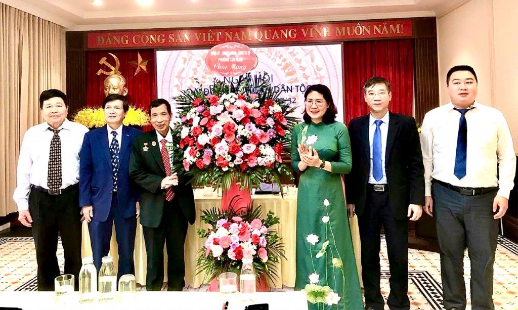 Phó Bí thư Thường trực Đảng ủy phường Cửa Nam Phạm Thị Thu Thủy cùng các đồng chí lãnh đạo Uỷ ban MTTQ Việt Nam phường chúc mừng Ngày hội Đại đoàn kết Liên Tổ dân phố số: 3, 7, 12