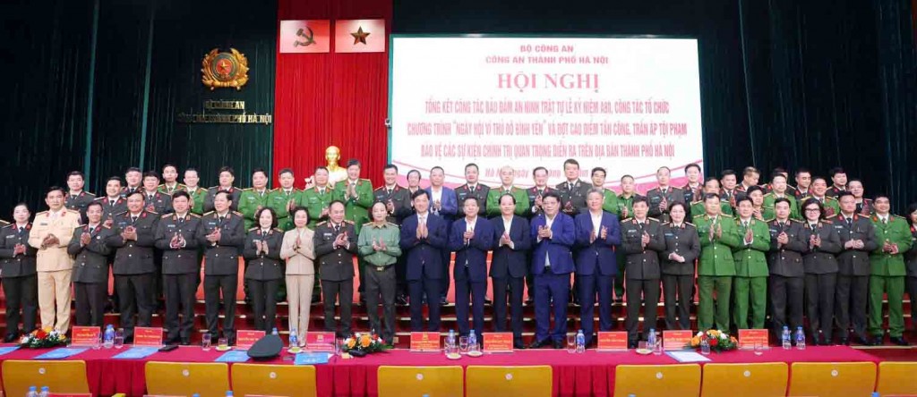 Đại biểu dự hội nghị chụp ảnh lưu niệm.