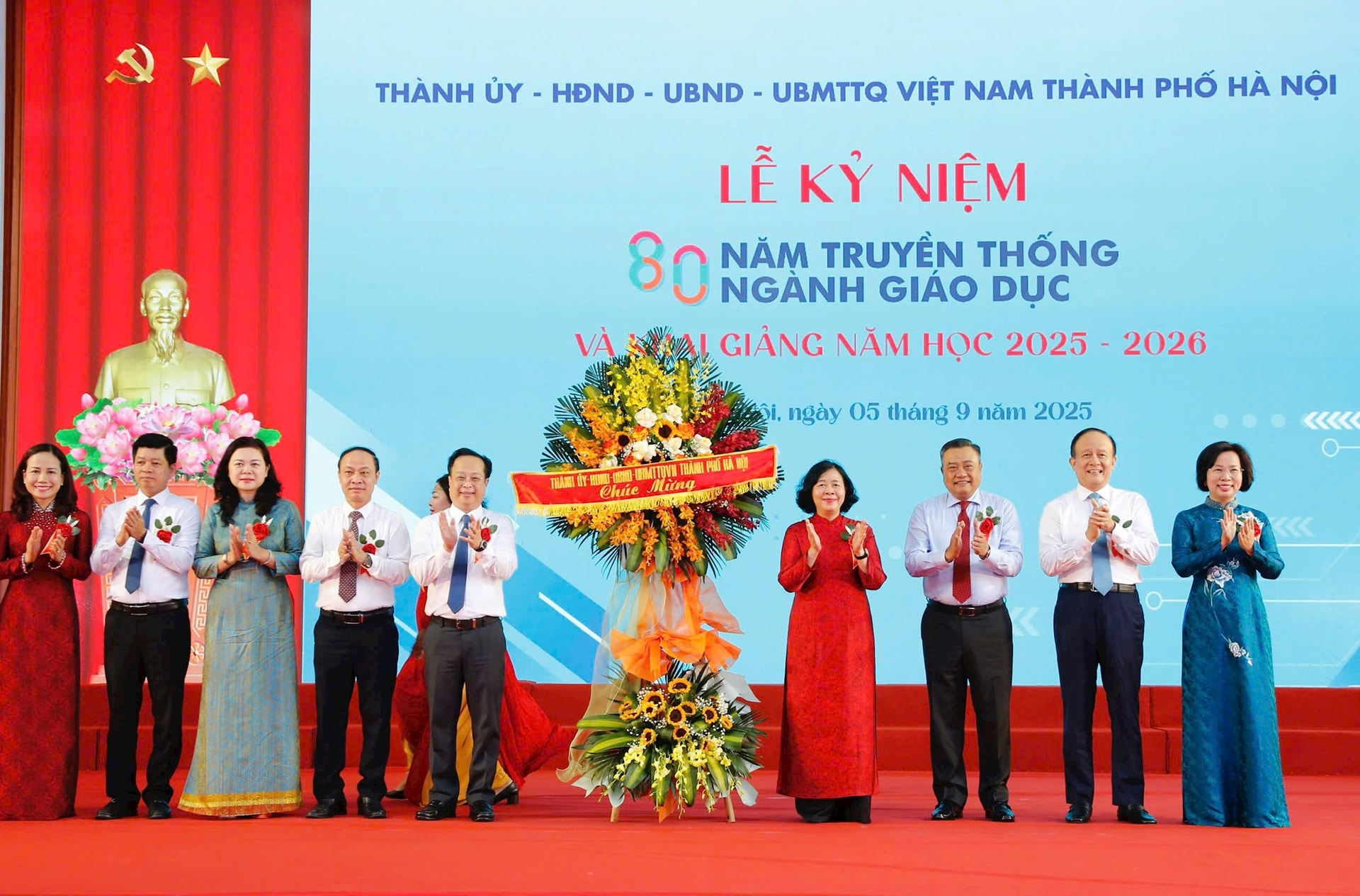 Bí thư Thành ủy Hà Nội Bùi Thị Minh Hoài cùng lãnh đạo thành phố Hà Nội chúc mừng ngành Giáo dục và Đào tạo Thủ đô bước vào năm học mới  