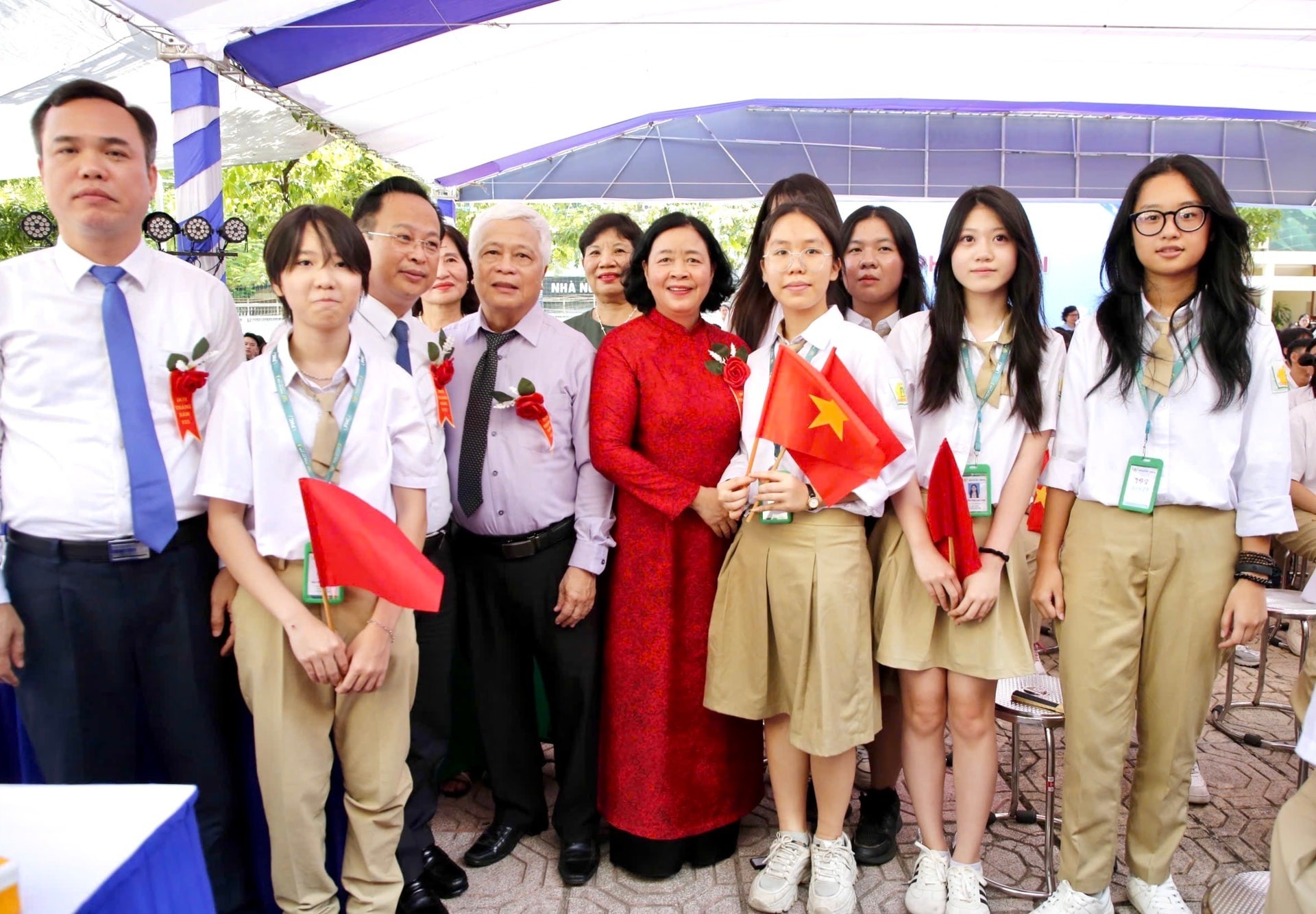 Bí thư Thành ủy Hà Nội Bùi Thị Minh Hoài cùng lãnh đạo thành phố Hà Nội chúc mừng ngành Giáo dục và Đào tạo Thủ đô bước vào năm học mới