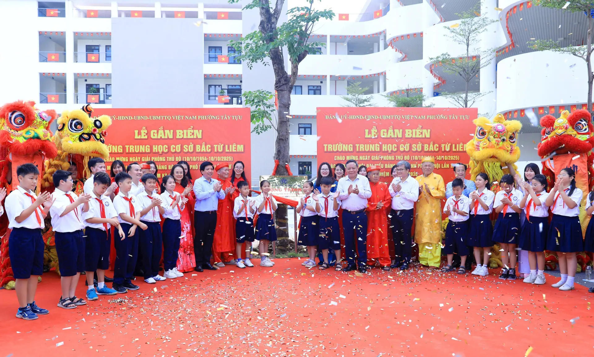 Phó Bí thư Thường trực Thành ủy Hà Nội Nguyễn Văn Phong; Phó Chủ tịch UBND thành phố Hà Nội Trương Việt Dũng cùng các đại biểu thực hiện nghi thức gắn biển Trường Tiểu học Bắc Từ Liêm (phường Tây Tựu)