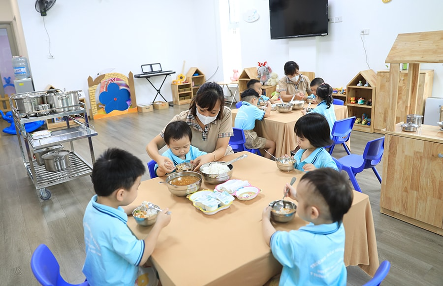 Một bữa ăn trưa của trẻ tại Trường Mầm non Bà Triệu (phường Cửa Nam)