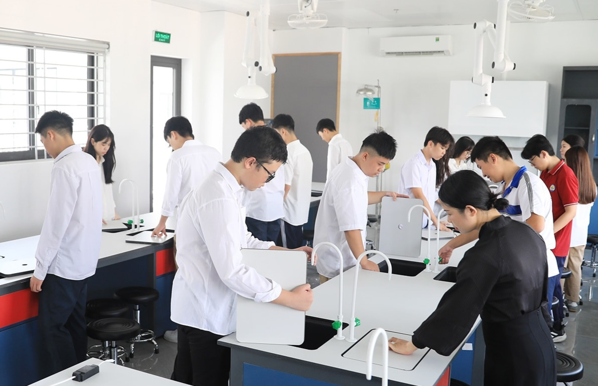 Thầy và trò Trường Trung học phổ thông Đỗ Mười, phường Yên Sở