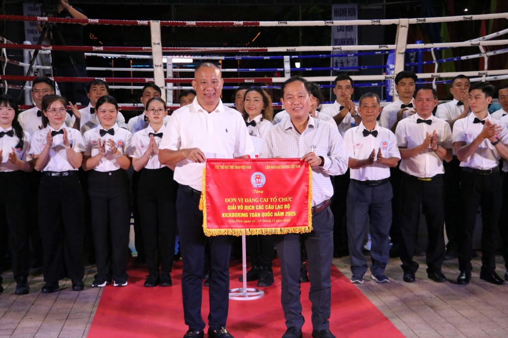 Tiến sĩ Vũ Đức Thịnh (trái), Chủ tịch Liên đoàn Kickboxing Việt Nam, trao cờ đơn vị đăng cai cho ông Trương Công Quốc Việt, Phó Giám đốc Sở Văn hóa, Thể thao và Du lịch TP Cần Thơ. Tiến sĩ Vũ Đức Thịnh (trái), Chủ tịch Liên đoàn Kickboxing Việt Nam, trao cờ đơn vị đăng cai cho ông Trương Công Quốc Việt, Phó Giám đốc Sở Văn hóa, Thể thao và Du lịch TP Cần Thơ.