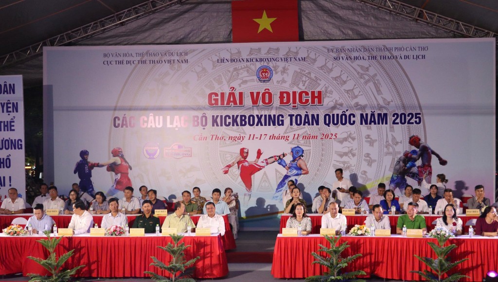 Các đại biểu tham dựTham dự lễ khai mạc có bà Nguyễn Thị Ngọc Điệp, Phó Chủ tịch UBND TP Cần Thơ; ông Nguyễn Văn Bảy, Giám đốc Sở Văn hóa, Thể thao và Du lịch TP Cần Thơ; Tiến sĩ Vũ Đức Thịnh, Chủ tịch Liên đoàn Kickboxing Việt Nam; ông Đàm Công Điền, Phó Chủ tịch Thường trực Liên đoàn Kickboxing Việt Nam; cùng đại diện các sở, ban, ngành thành phố lễ khai mạc Giải vô địch các CLB Kickboxing toàn quốc năm 2025. Các đại biểu tham dựTham dự lễ khai mạc có bà Nguyễn Thị Ngọc Điệp, Phó Chủ tịch UBND TP Cần Thơ; ông Nguyễn Văn Bảy, Giám đốc Sở Văn hóa, Thể thao và Du lịch TP Cần Thơ; Tiến sĩ Vũ Đức Thịnh, Chủ tịch Liên đoàn Kickboxing Việt Nam; ông Đàm Công Điền, Phó Chủ tịch Thường trực Liên đoàn Kickboxing Việt Nam; cùng đại diện các sở, ban, ngành thành phố lễ khai mạc Giải vô địch các CLB Kickboxing toàn quốc năm 2025.