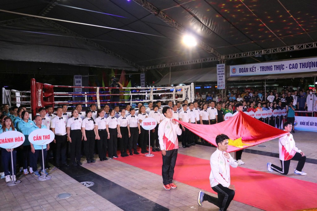 Tham dự lễ khai mạc có bà Nguyễn Thị Ngọc Điệp, Phó Chủ tịch UBND TP Cần Thơ; ông Nguyễn Văn Bảy, Giám đốc Sở Văn hóa, Thể thao và Du lịch TP Cần Thơ; Tiến sĩ Vũ Đức Thịnh, Chủ tịch Liên đoàn Kickboxing Việt Nam; ông Đàm Công Điền, Phó Chủ tịch Thường trực Liên đoàn Kickboxing Việt Nam; cùng đại diện các sở, ban, ngành thành phố, huấn luyện viên, trọng tài và vận động viên tham dự giải. Tham dự lễ khai mạc có bà Nguyễn Thị Ngọc Điệp, Phó Chủ tịch UBND TP Cần Thơ; ông Nguyễn Văn Bảy, Giám đốc Sở Văn hóa, Thể thao và Du lịch TP Cần Thơ; Tiến sĩ Vũ Đức Thịnh, Chủ tịch Liên đoàn Kickboxing Việt Nam; ông Đàm Công Điền, Phó Chủ tịch Thường trực Liên đoàn Kickboxing Việt Nam; cùng đại diện các sở, ban, ngành thành phố, huấn luyện viên, trọng tài và vận động viên tham dự giải.