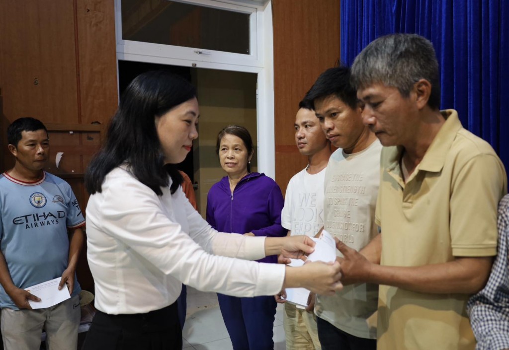 Bà Nguyễn Thị Thanh Phương, Phó Chủ tịch Uỷ ban Mặt trận Tổ quốc Việt Nam TP Đà Nẵng tặng quà bà con xã Nam Phước bị thiệt hại do mưa lũ gây ra.
