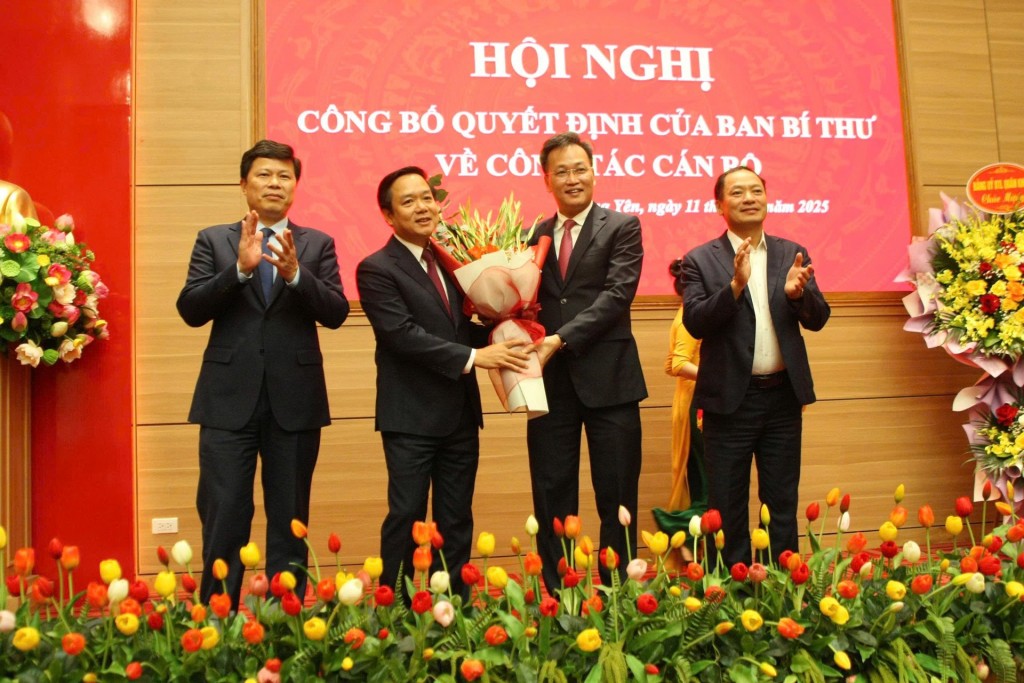 Bí thư Tỉnh ủy Hưng Yên Nguyễn Hữu Nghĩa (thứ 2, từ phải sang) tặng hoa chúc mừng tân Phó Bí thư Tỉnh ủy Hưng Yên Phạm Quang Ngọc