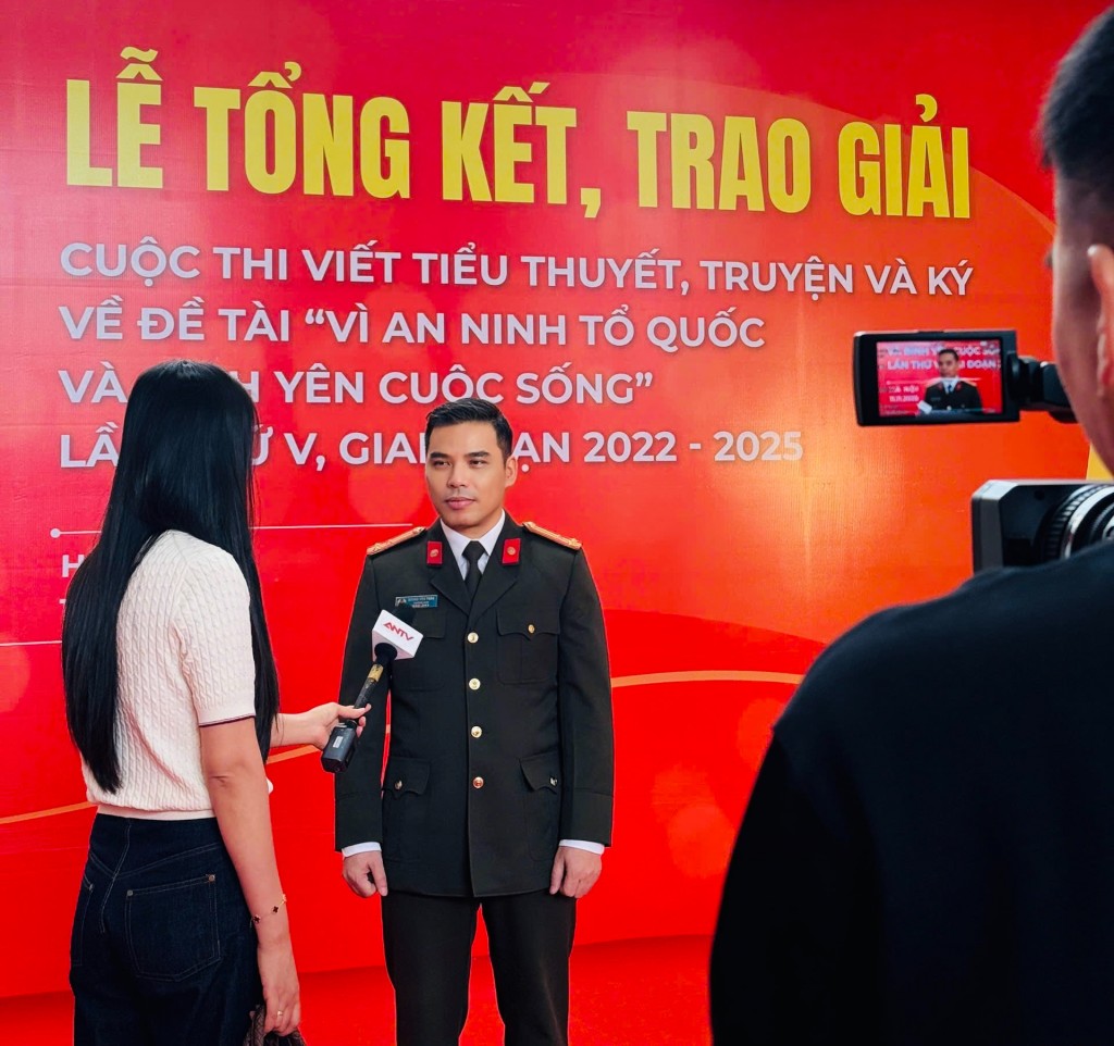 Nhà văn Dương Bình Nguyên trả lời phỏng vấn tại lễ trao giải Nhà văn Dương Bình Nguyên trả lời phỏng vấn tại lễ trao giải