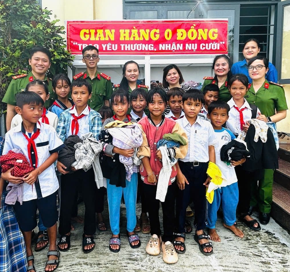 Gian hàng 0 đồng do Đoàn viên, Hội Phụ nữ Phòng Cảnh sát Điều tra Tội phạm về Ma túy Công an tỉnh Quảng Ngãi tổ chức, trao tặng quần áo miễn phí cho các cháu thiếu nhi và người dân địa phương bị ảnh hưởng bởi bão lũ. Gian hàng 0 đồng do Đoàn viên, Hội Phụ nữ Phòng Cảnh sát Điều tra Tội phạm về Ma túy Công an tỉnh Quảng Ngãi tổ chức, trao tặng quần áo miễn phí cho các cháu thiếu nhi và người dân địa phương bị ảnh hưởng bởi bão lũ.