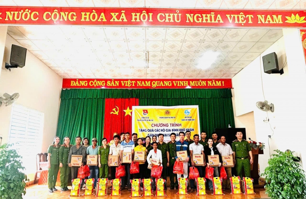 Đoàn viên và Hội Phụ nữ Phòng Cảnh sát Điều tra Tội phạm về Ma túy Công an tỉnh Quảng Ngãi tổ chức trao 30 suất quà hỗ trợ trực tiếp tại UBND xã Sơn Thủy, góp phần giúp người dân khắc phục khó khăn sau bão lũ. Đoàn viên và Hội Phụ nữ Phòng Cảnh sát Điều tra Tội phạm về Ma túy Công an tỉnh Quảng Ngãi tổ chức trao 30 suất quà hỗ trợ trực tiếp tại UBND xã Sơn Thủy, góp phần giúp người dân khắc phục khó khăn sau bão lũ.