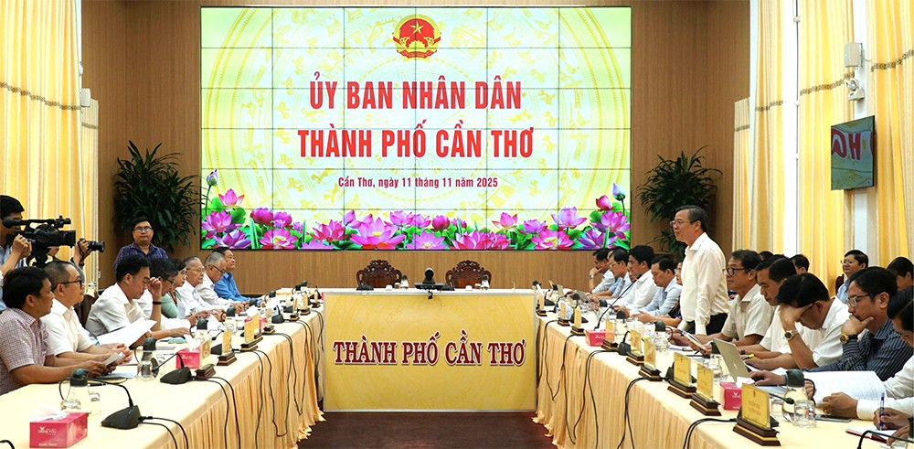 Trương Cảnh Tuyên, Chủ tịch UBND TP Cần Thơ chủ trì cuộc họp với lãnh đạo các cơ sở giáo dục đại học công lập, tư thục trên địa bàn thành phố. Tham dự cuộc họp còn có ông Nguyễn Văn Khởi, Phó Chủ tịch UBND thành phố; đại diện các sở, ban, ngành thành phố.