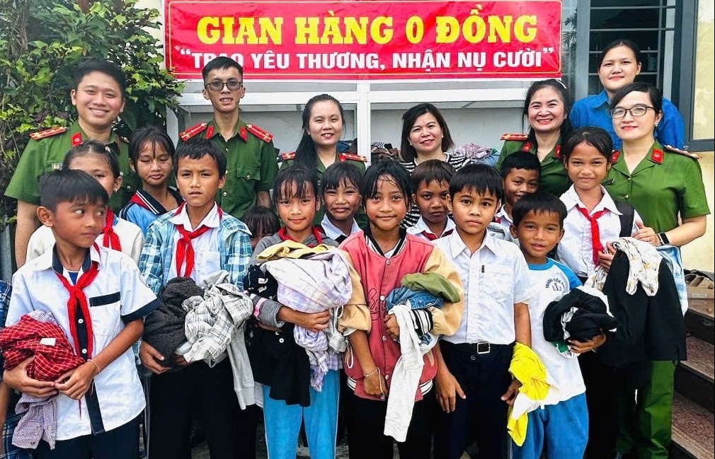 Công an Quảng Ngãi đồng hành cùng người dân sau bão lũ