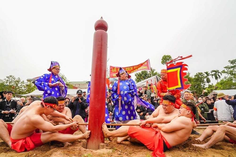 Độc đáo nghi thức kéo co ngồi ở đền Trấn Vũ (Hà Nội)