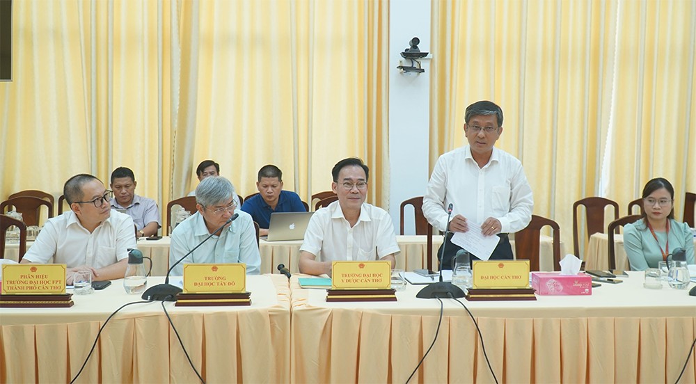 PGS.TS Trần Trung Tính – Hiệu trưởng Đại học Cần Thơ phát biểu tại cuộc họp
