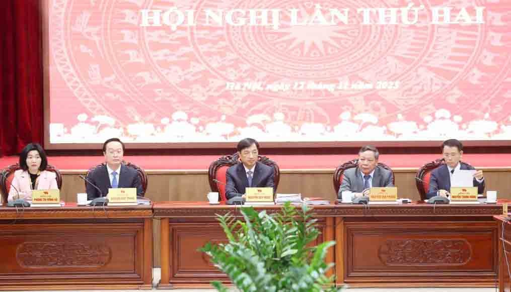 Các đồng chí Thường trực Thành ủy chủ trì hội nghị Các đồng chí Thường trực Thành ủy chủ trì hội nghị