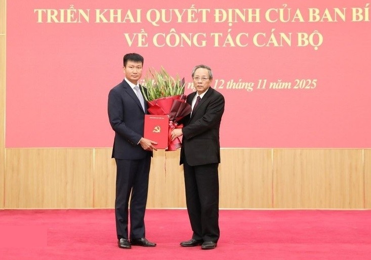 Ông Hoàng Đăng Quang, Ủy viên Trung ương Đảng, Phó trưởng Ban Thường trực Ban Tổ chức Trung ương trao quyết định và tặng hoa chúc mừng ông Trần Huy Tuấn. Ông Hoàng Đăng Quang, Ủy viên Trung ương Đảng, Phó trưởng Ban Thường trực Ban Tổ chức Trung ương trao quyết định và tặng hoa chúc mừng ông Trần Huy Tuấn.