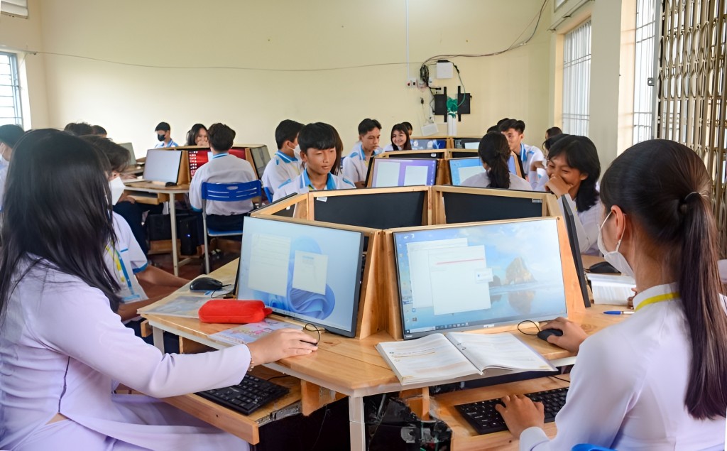 Nhiều trường trong tỉnh được đầu tư cơ sở vật chất, góp phần nâng cao chất lượng dạy và học. (Ảnh: Trường THPT Đầm Dơi