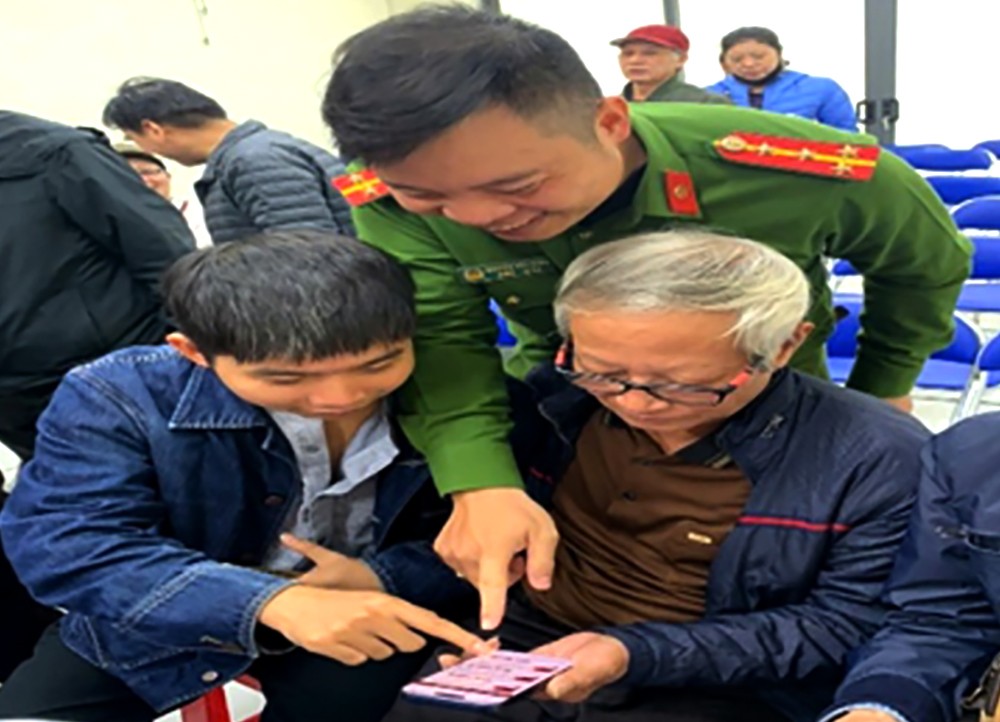 Tích cực góp ý văn kiện trình Đại hội Đảng qua ứng dụng VNeID