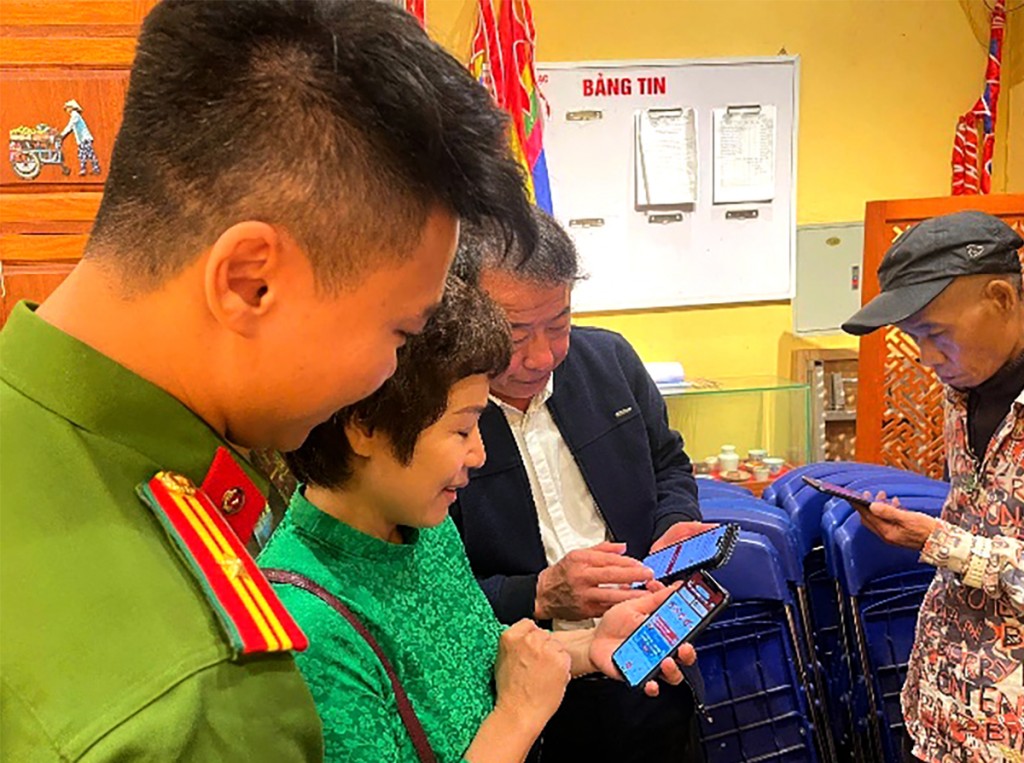 Lực lượng Cảnh sát khu vực phường Hoàn Kiếm tổ chức tuyên truyền tới các tầng lớp Nhân dân tại 72 Tổ dân phố trên địa bàn phường thực hiện đóng góp ý kiến qua ứng dụng VNeID