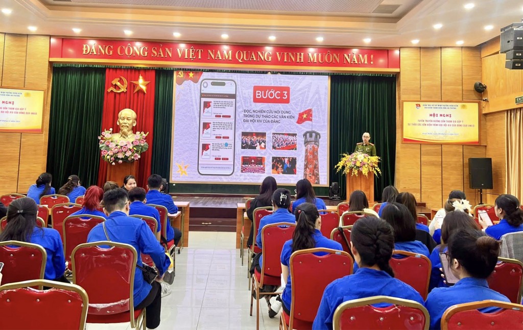 Quang cảnh hội nghị hướng dẫn thực hiện đóng góp ý kiến văn kiện Đại hội Đảng toàn quốc qua ứng dụng VNeID