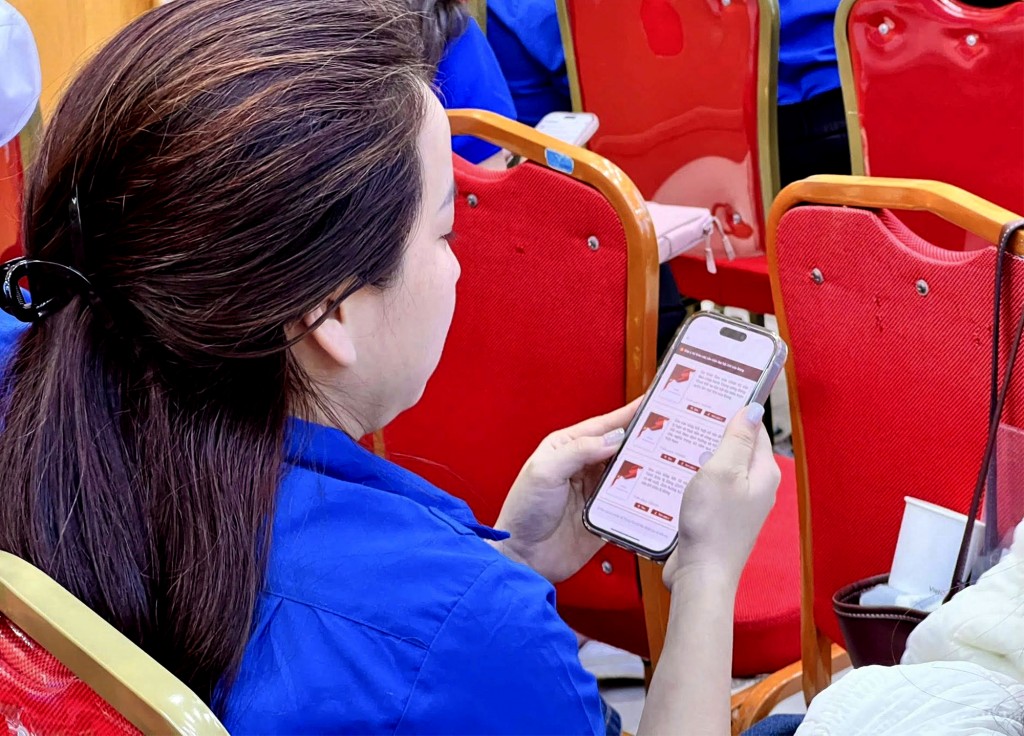 Đoàn viên phường Hoàn Kiếm sử dụng ứng dụng VNeID để góp ý vào các kiện đại hội XIV của Đảng