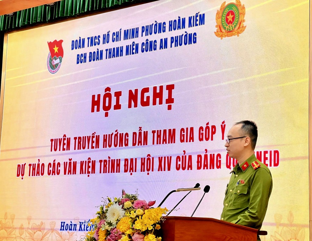 Đại úy Nguyễn Đình Vũ - Bí thư Đoàn Thanh niên Công an phường Hoàn Kiếm hướng dẫn đoàn viên, thanh niên thực hiện việc đóng góp ý kiến thông qua ứng dụng VNeID