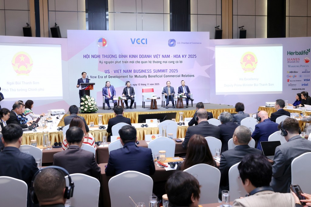 Để tiếp tục tận dụng tốt cơ hội từ mối quan hệ Đối tác Chiến lược toàn diện Việt Nam - Hoa Kỳ, Phó Thủ tướng đề xuất 5 định hướng hợp tác then chốt cho hợp tác giữa cộng đồng doanh nghiệp hai nước - Ảnh: VGP/Hải Minh Để tiếp tục tận dụng tốt cơ hội từ mối quan hệ Đối tác Chiến lược toàn diện Việt Nam - Hoa Kỳ, Phó Thủ tướng đề xuất 5 định hướng hợp tác then chốt cho hợp tác giữa cộng đồng doanh nghiệp hai nước - Ảnh: VGP/Hải Minh