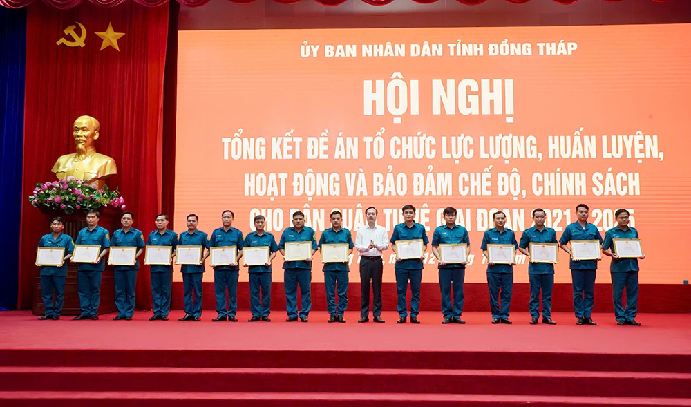 Chủ tịch UBND tỉnh Đồng Tháp trao Bằng khen cho các tập thể, cá nhân  có thành tích xuất sắc trong thực hiện Đề án