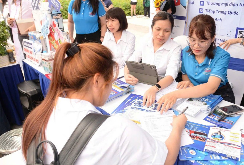 Tài chính là một trong những rào cản khiến lao động phi chính thức chưa tiếp cận được lưới an sinh Tài chính là một trong những rào cản khiến lao động phi chính thức chưa tiếp cận được lưới an sinh