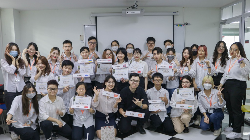 Bên cạnh học tập Minh Hạnh tích cực tham gia hoạt động ngoại khóa Bên cạnh học tập Minh Hạnh tích cực tham gia hoạt động ngoại khóa