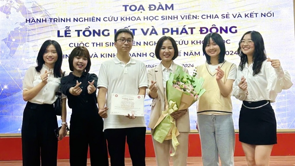 Minh Hạnh (thứ hai từ phải sang) tham gia tọa đàm Minh Hạnh (thứ hai từ phải sang) tham gia tọa đàm