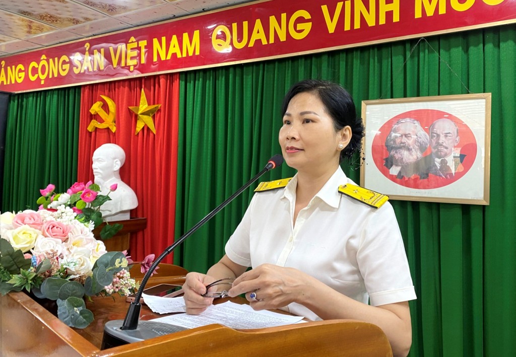 Bà Hồ Thị Bích Ngân, Trưởng Thuế Cơ sở 11 phát biểu tại buổi triển khai (ảnh: Nguyễn Hảo)