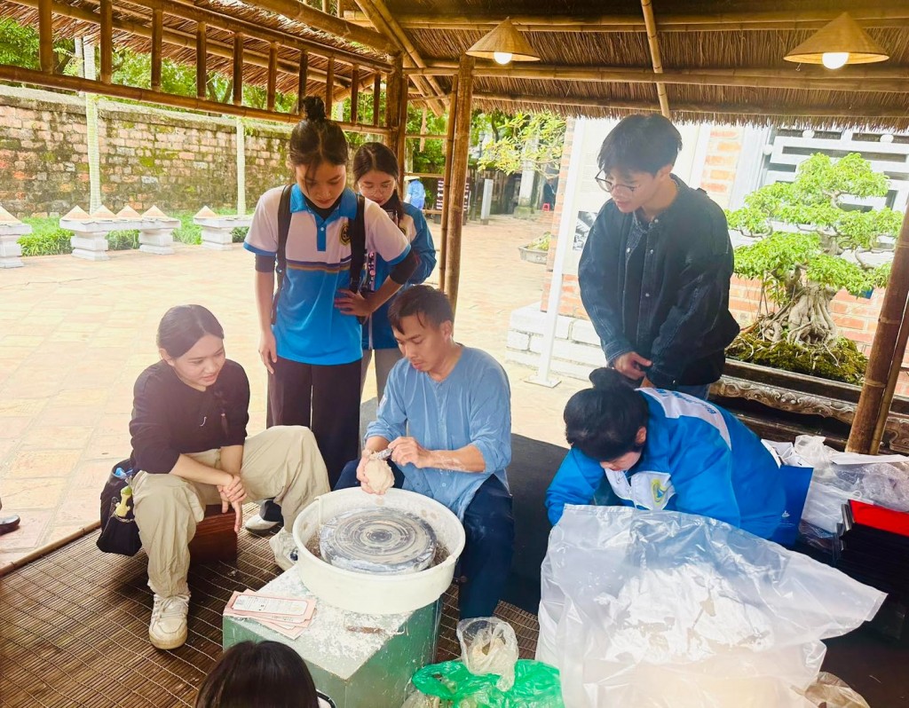 Du khách trong và ngoài nước thích thú với những di sản của Hà Nội và các vùng miền trên toàn quốc