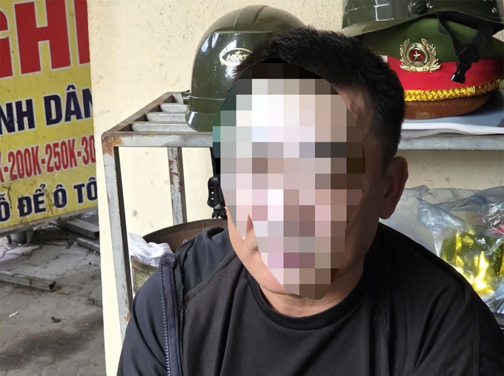 Đối tượng sàm sỡ cô gái trẻ được đưa về trạm công an bến xe